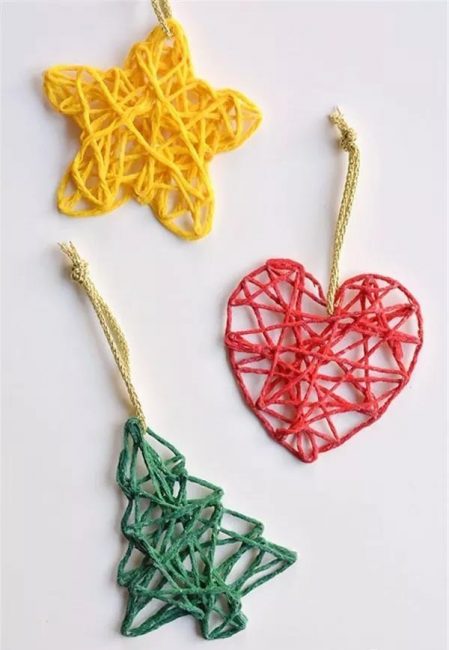 Les décorations volumétriques légères et aérées conviennent à tout arbre de Noël. Ceux-ci peuvent être fabriqués à partir de fil généreusement graissé avec de la colle PVA. Les fils sont enroulés sur un cadre de clous et, une fois la colle sèche, ils en sont retirés. Ainsi, vous pouvez faire n'importe quelle décoration pour n'importe quelle fête !