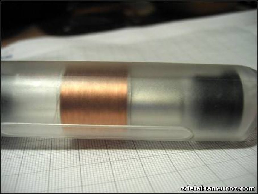 La bobine est située au centre du corps. Si la lampe de poche est secouée, l'aimant va aller et venir dans la bobine et créer ainsi de l'électricité alternative. La bobine est située au centre du corps. Si la lampe de poche est secouée, l'aimant va aller et venir dans la bobine et créer ainsi de l'électricité alternative.