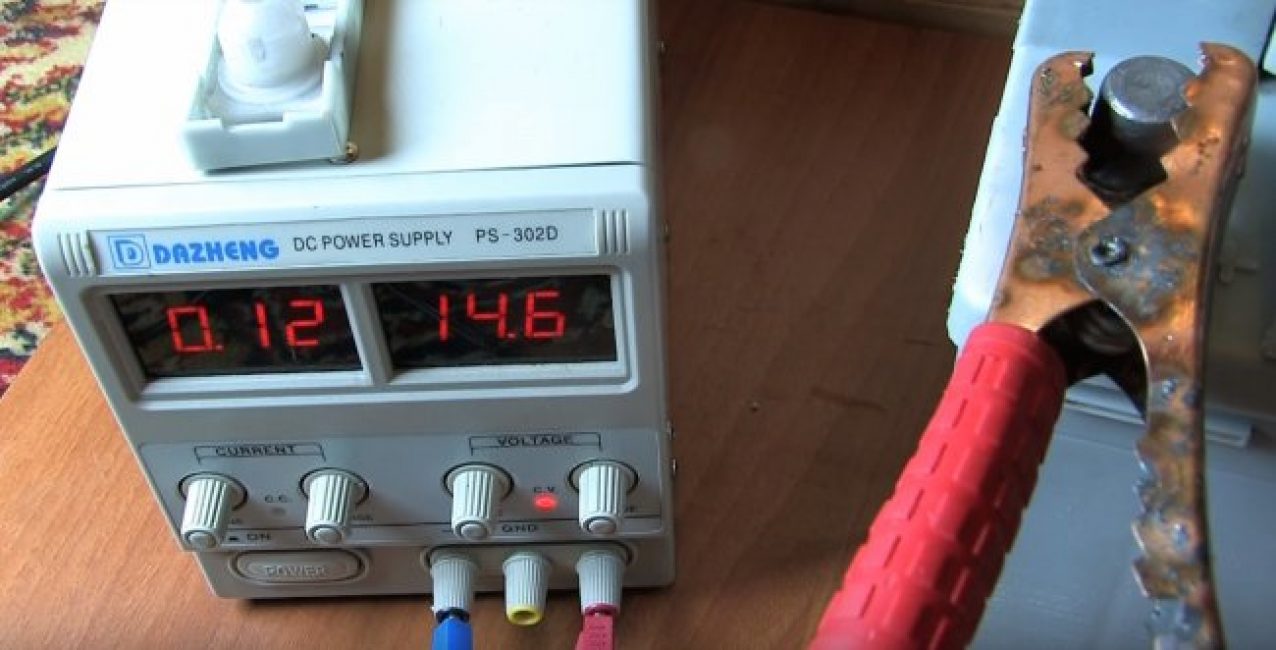 Tout d'abord, une batterie déchargée est chargée. Mais, dans ce cas, des pannes se produisent aussi, lorsque la tension persiste, et l'effet est nul.