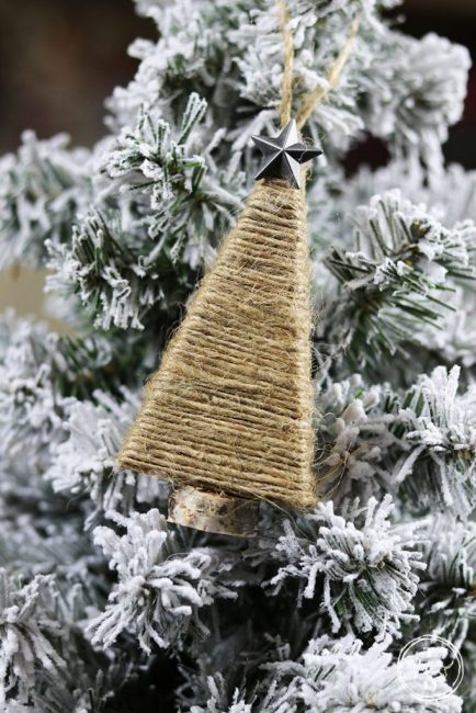 Un sapin de Noël fait de ficelle est aussi facile que d'égrener des poires. Un cadre en carton épais est collé avec de la ficelle, une étoile en métal ou en verre est collée sur le dessus et un couvercle sur la base. La déco rustique est prête !