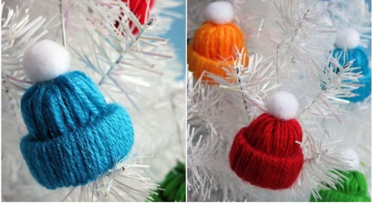 Un bonnet à pompon est une décoration simple mais très cosy. Pour le réaliser, vous aurez besoin de laine, d'un pompon et de colle.