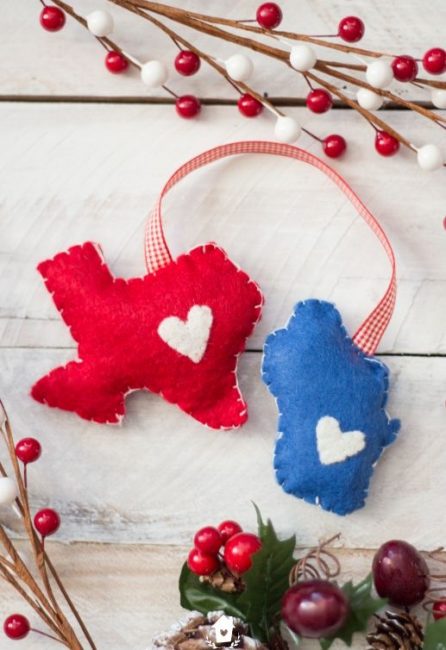 D'où viens-tu? Vous pouvez répondre à cette question d'une manière spéciale. Sur un morceau de feutrine, découpez le chiffre de la région où vous êtes né, dupliquez-le sur un autre morceau, cousez-le et remplissez-le de coton. Le jouet volumétrique est prêt