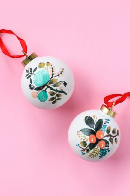 Boules tatouées, elles ont aussi leur place sur la beauté du Nouvel An. Pour décorer le ballon, il est peint à l'acrylique et les transferts habituels sous forme de fleurs ou autres motifs sont utilisés. Les jouets de Noël élégants sont prêts !