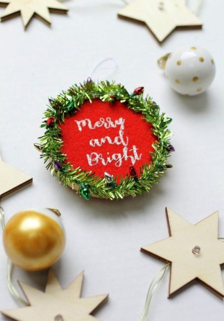 Et ici, le cerceau est recouvert d'une fine bande de guirlande - également une bonne option !