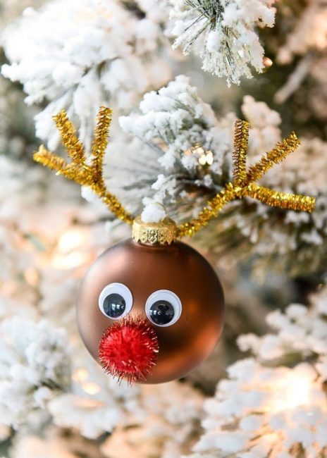 Que diriez-vous d'un troupeau de cerfs? Si vous peignez le ballon avec de la peinture acrylique, collez des cornes en carton ou en pluie renforcée et un drôle de cercle de nez rose, vous obtenez un vrai Rudolph de la Reine des Neiges