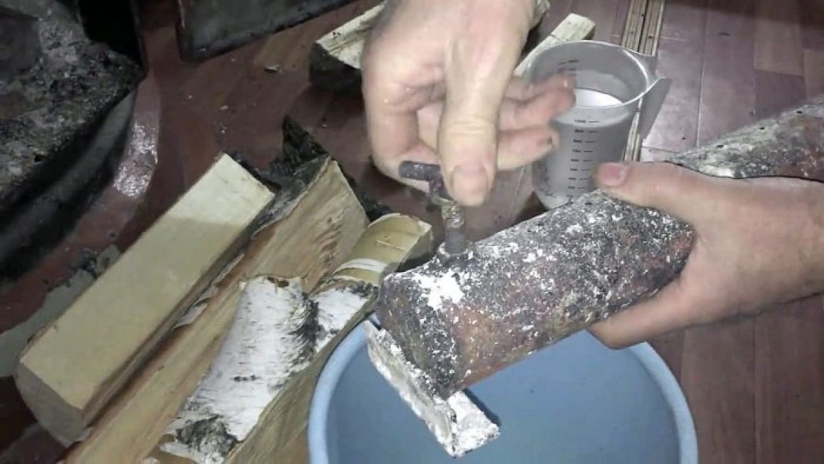 Maintenant, le journal fini peut être utilisé. Pour ce faire, dévissez le couvercle et remplissez la bûche d'eau. Si vous souhaitez que le processus démarre le plus rapidement possible, versez de l'eau bouillante dans la bûche.