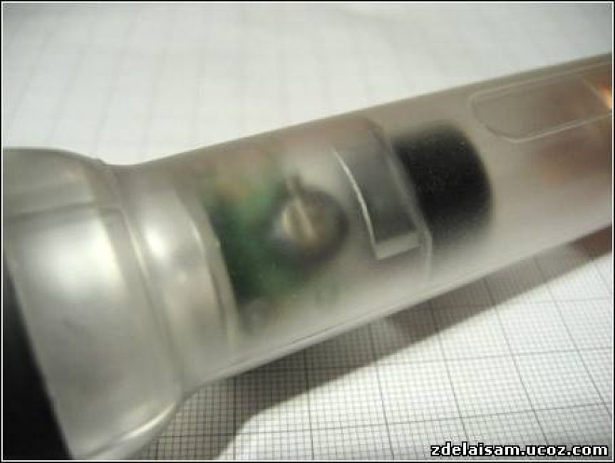 Après cela, l'électricité est fournie au pont de diodes, où elle est convertie de courant alternatif en courant continu, chargeant ainsi la batterie avec une tension de trois volts. Après cela, l'électricité est fournie au pont de diodes, où elle est convertie de courant alternatif en courant continu, chargeant ainsi la batterie avec une tension de trois volts.