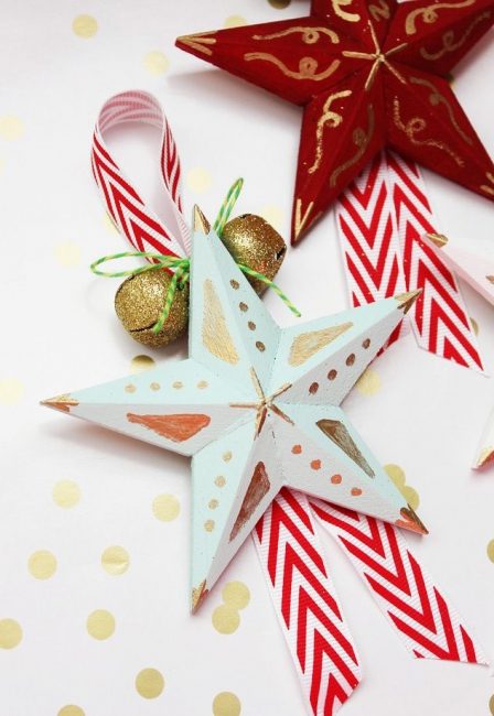 Une étoile de Noël peut également être fabriquée à partir de papier en combinant plusieurs secteurs en un seul produit. Décorez l'étoile avec des peintures, des étincelles, des rubans