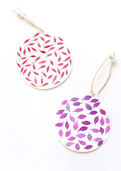 Un papier vierge en forme de boule laisse place à l'imagination. À l'aide de peinture, de marqueurs ou de stylos, vous pouvez créer n'importe quel motif et ornement. Simple mais beau !