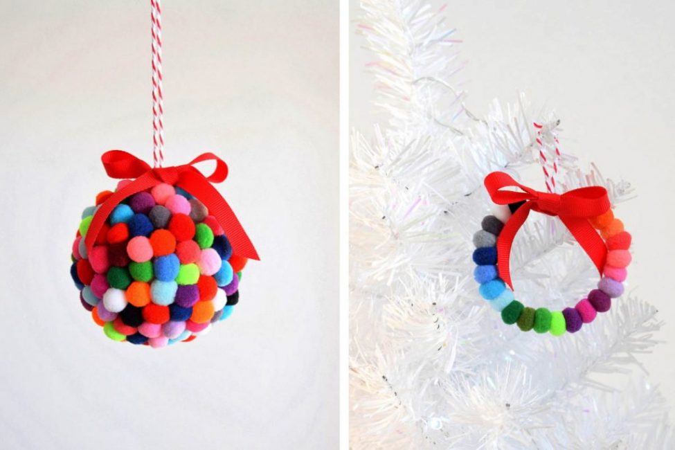 Une couronne de pompons de Noël est une autre option pour la décoration de Noël. Les pompons sont fixés sur un fil dense et suspendus par un ruban de satin. Vous pouvez choisir n'importe quelle palette de couleurs qui convient au style de l'intérieur