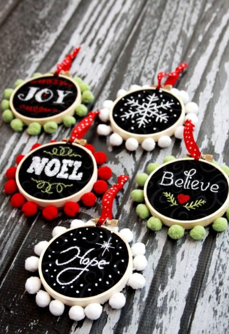 Les créoles, broderies sur fond noir et pompons, qui sont collées le long du bord avec un pistolet à colle, sont à nouveau solistes. La décoration a l'air très élégante !