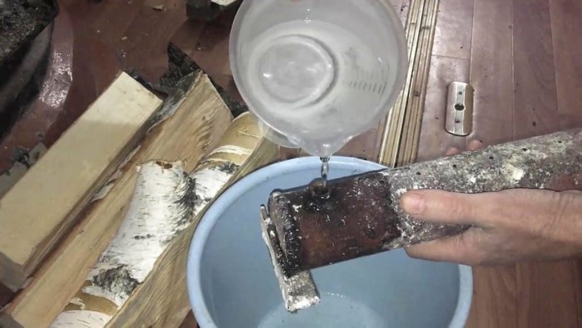 Versez l'eau bouillante avec précaution pour ne pas vous brûler les mains. Pour cela, un arrosoir avec un bec convient.