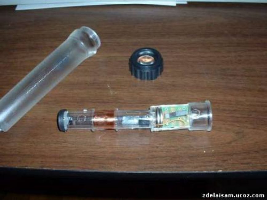 Voici à quoi ressemble l'éternelle lampe de poche Faraday dans un état démonté. Voici à quoi ressemble l'éternelle lampe de poche Faraday dans un état démonté.