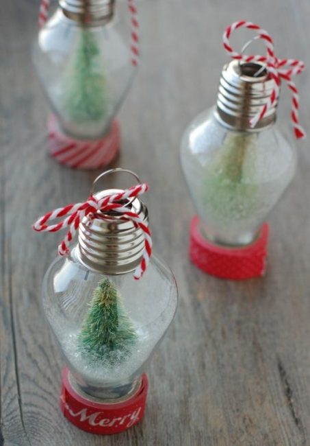 Les vieilles ampoules sont une excellente base pour une décoration de Noël. Pour le réaliser, vous aurez besoin de paillettes, de brindilles d'épinette artificielles, de ruban rouge et de ficelle.