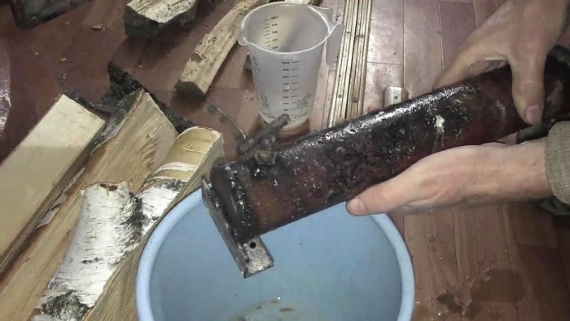 Lorsque la bûche éternelle est remplie d'eau, serrez son cou avec un boulon.