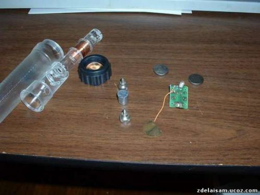 Si vous étudiez la lampe de poche plus en détail, vous pouvez voir ses parties : un solénoïde, un aimant cylindrique, des limiteurs, une petite carte avec des diodes, un interrupteur, des piles et une LED située sur la carte. Si vous étudiez la lampe de poche plus en détail, vous pouvez voir ses parties : un solénoïde, un aimant cylindrique, des limiteurs, une petite carte avec des diodes, un interrupteur, des piles et une LED située sur la carte.