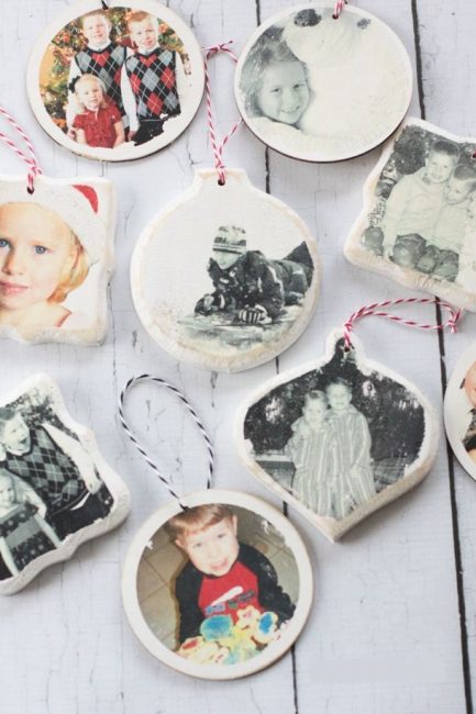 Il suffit de découper n'importe quelle photo ou image sous la forme d'un cercle et de la coller sur la coupe à la scie. Le bord peut être légèrement teinté avec de la peinture acrylique blanche. Votre décoration personnalisée est prête !