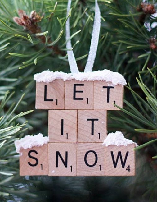 À partir de tuiles érudites, vous pouvez faire une félicitation, n'importe quelle phrase ou même un extrait d'une chanson. les éléments sont collés les uns aux autres avec un pistolet à colle. Comme décoration - neige artificielle