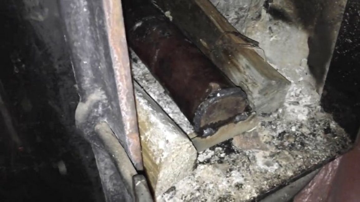 Placez une bûche éternelle au fond du poêle et posez du bois de chauffage ordinaire sur le dessus et les côtés.