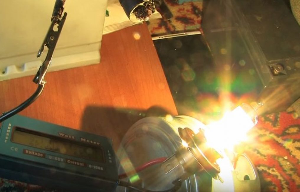 À l'aide d'une ampoule appropriée, par exemple une ampoule halogène, déchargez la batterie à 10,6 V. Mesurez la tension sous la même charge.