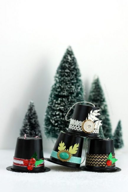 Les capsules de café se transforment facilement en bonnets de bonhomme de neige. Le décor est des plus variés, ce qui suffit à l'imagination
