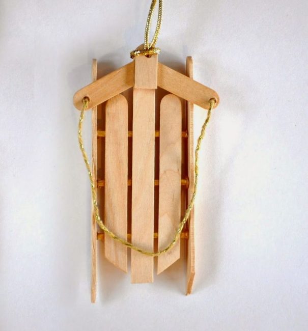 Le traîneau du Père Noël est facile à fabriquer avec 6 bâtons de popsicle, 3 bâtons de sucette, de la colle et de la ficelle décorative. Le produit est facile à monter conformément à la photo !