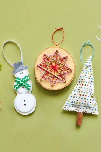 Une étoile en fil sur une scie de bouleau est une décoration en trois dimensions non seulement pour un sapin de Noël. Il peut être utilisé pour la décoration murale, guirlande de Noël. Accrochez-vous à un lustre. Pour la fabrication, vous avez besoin de fil et de 8 petits clous, autour desquels les fils seront enroulés