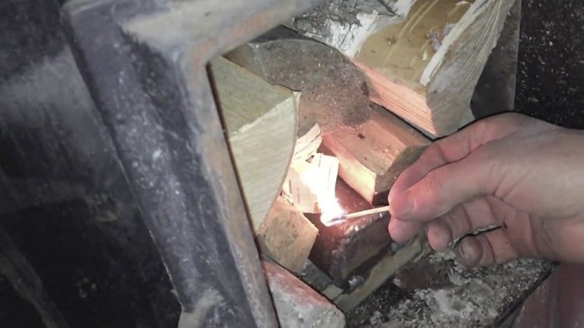 Allumez maintenant le feu de la manière habituelle pour vous et fermez hermétiquement le registre du poêle.