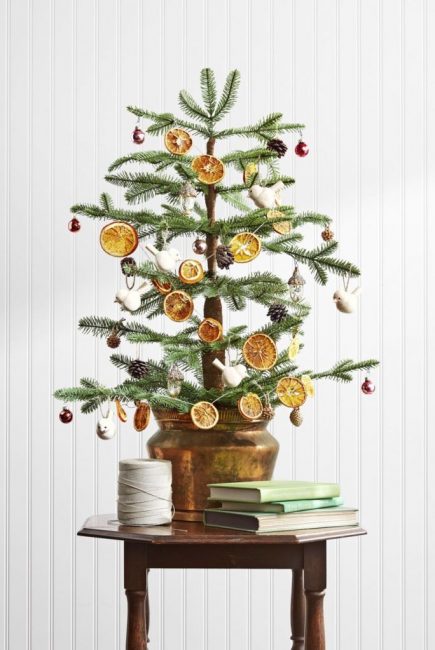 Une guirlande parfumée d'agrumes est une décoration très efficace. Les tranches d'orange sont séchées à l'étuve à 250°C pendant environ 3 heures. Un trou est fait dans chaque tranche et une ficelle est insérée. La guirlande est prête