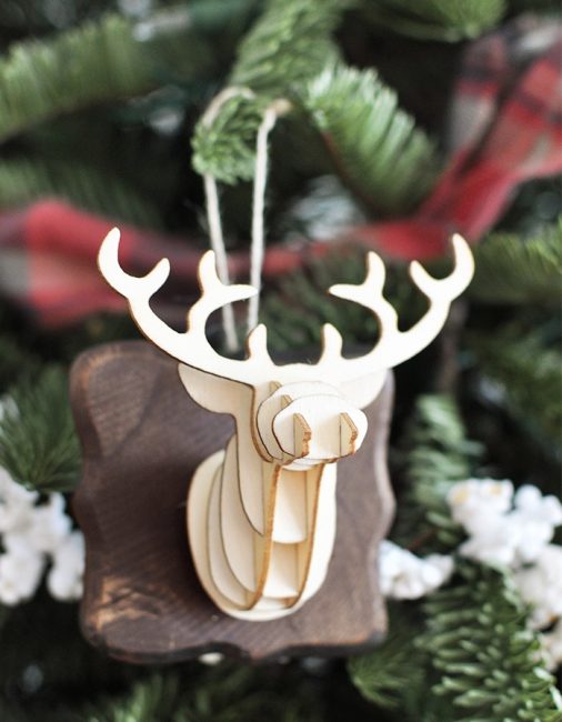 Tête de cerf 3D - décor thématique.Il est fabriqué à l'aide de la technologie d'impression papier 3D. L'image assemblée est attachée à une base en bois.