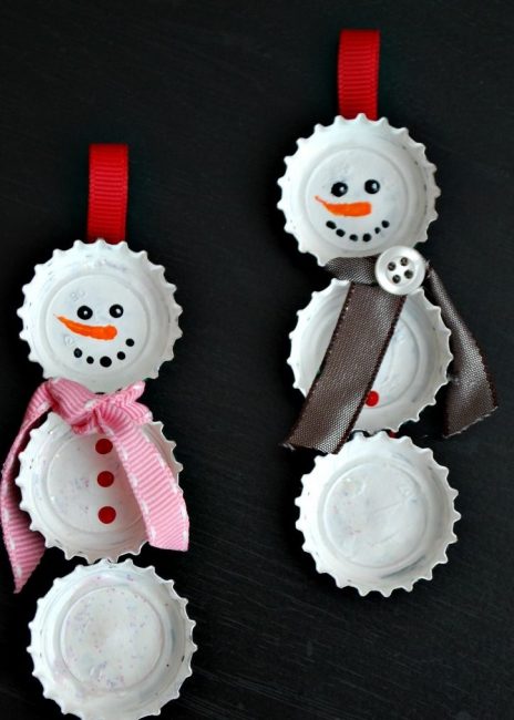Les bonhommes de neige en forme de bouchon de bouteille sont des décorations simples pour la créativité des enfants. Les bouchons sont peints en blanc, attachés à un ruban épais, les yeux et la bouche sont dessinés avec un marqueur. Comme décor - boutons, rubans, perles ...