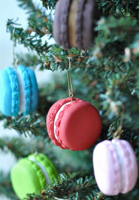 Macarons français sur l'arbre. Pourquoi pas. Vous pouvez le fabriquer en pâte polymère