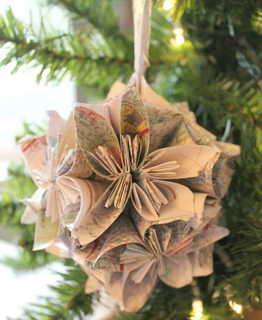 Les vieilles cartes en papier sont un matériau rétro pour une décoration de Noël volumineuse. Il suffit de plier correctement les pièces, de les assembler et d'enfiler une boucle pour accrocher