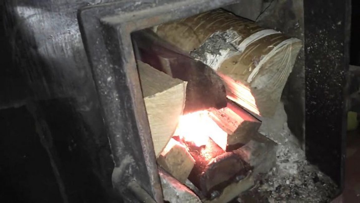 Dès que l'eau commence à se transformer en vapeur, la bûche remplira sa fonction.