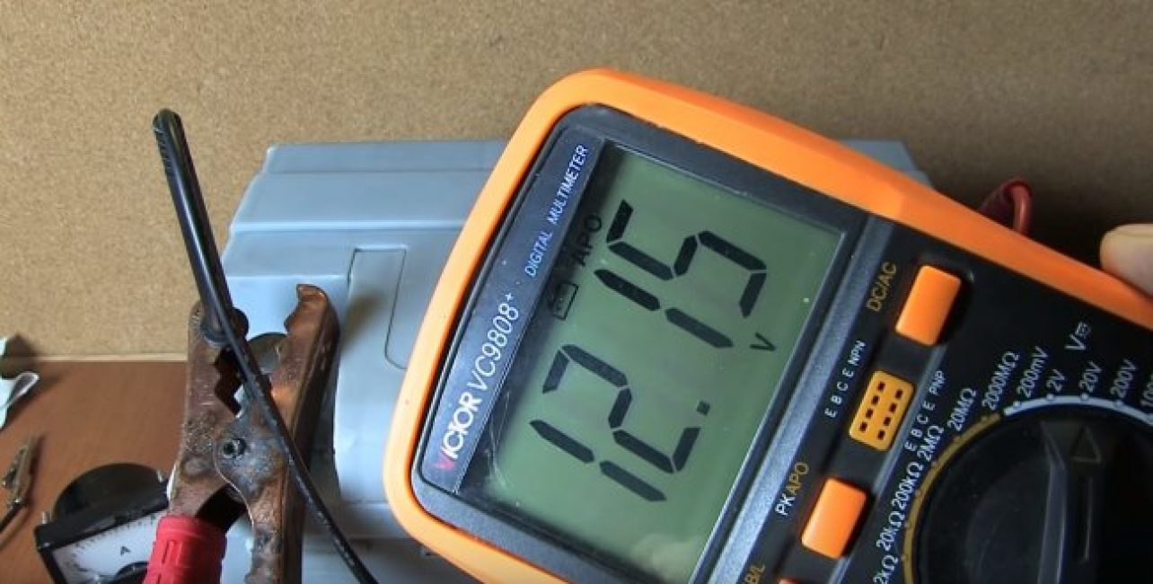 Déchargez à nouveau complètement la batterie.Chargez-le maintenant dans la bonne position, où plus à plus et moins à moins à 14,4 volts. Prêt!