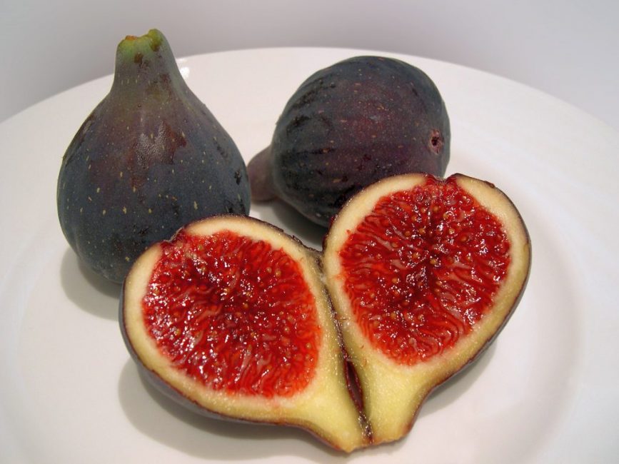 Le fruit d'une figue (figue, figue) n'est en fait pas une baie, mais une graine, composée de nombreuses petites fleurs situées à l'intérieur de la coque du fruit