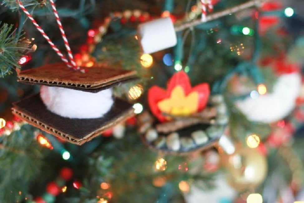 Une autre idée pour la créativité des enfants. Syntepuh, ouate, coton sont collés entre deux couches de carton et de feutre. La décoration sans prétention est prête