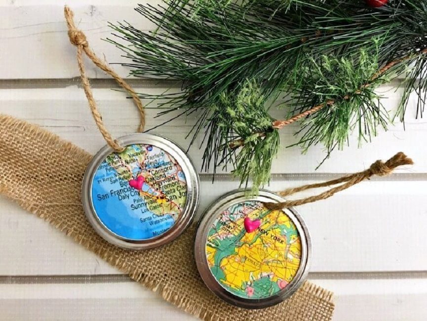 Il peut s'agir d'une coupure de presse d'une carte de votre région, d'un tissu épais, d'une carte du Nouvel An. Comme décor supplémentaire - flocons de neige, perles, autocollants