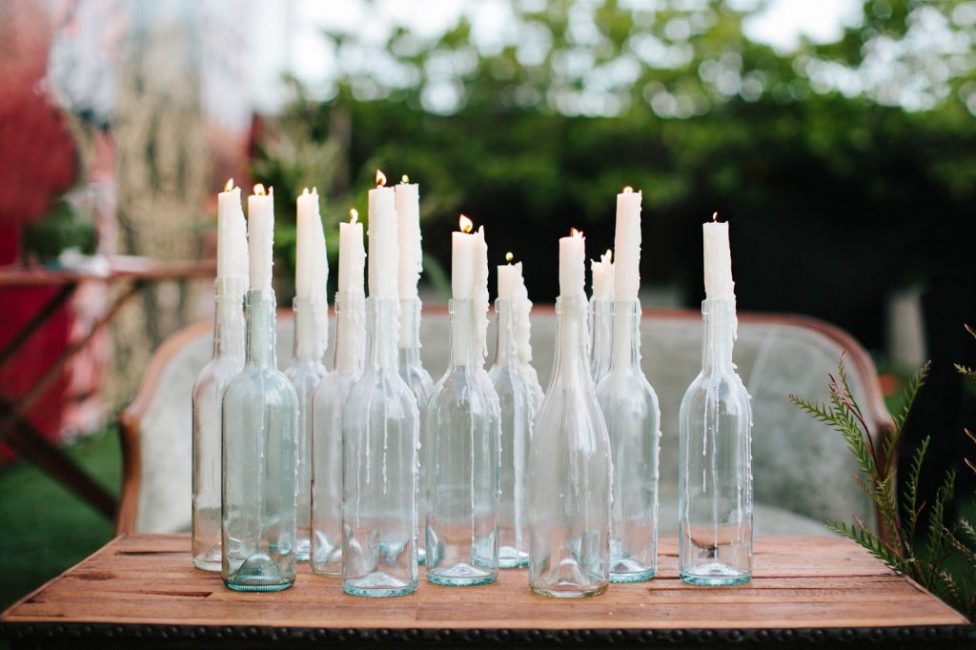 Vous pouvez décorer les bougies elles-mêmes en ajoutant des fleurs séchées