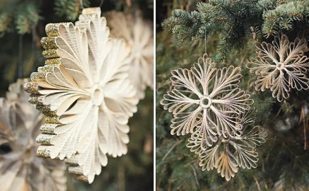 Un flocon de neige d'un vieux livre ou d'un magazine de longue date est une autre belle décoration. C'est facile à faire et ça a l'air bien tout seul. Si vous poudrez les bords avec des étincelles, cela deviendra très élégant.