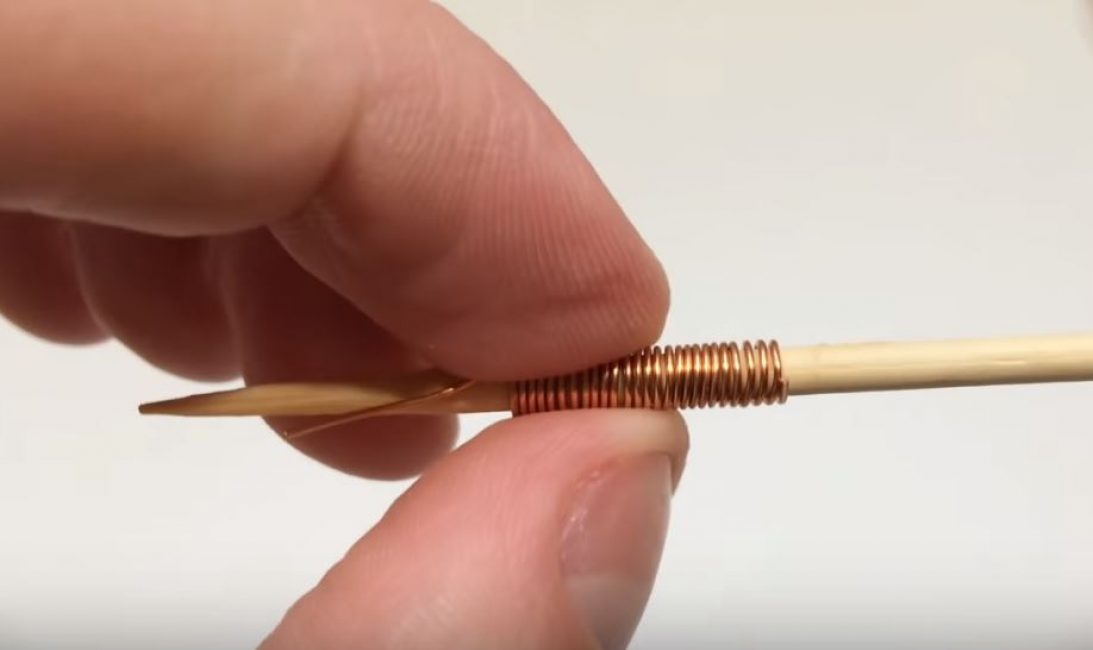 Nous enroulons le fil sur un bâton fin