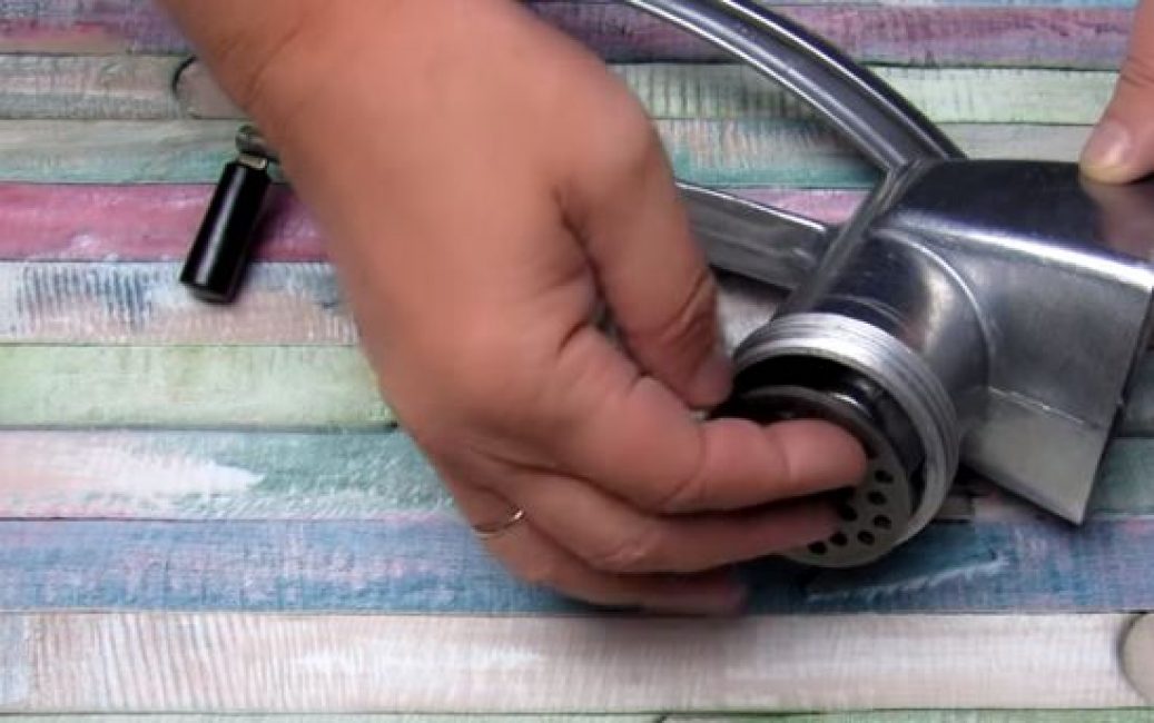 Assemblage d'un hachoir à viande