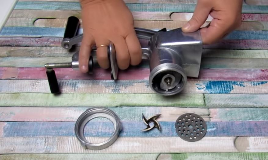 Nous démontons le hachoir à viande