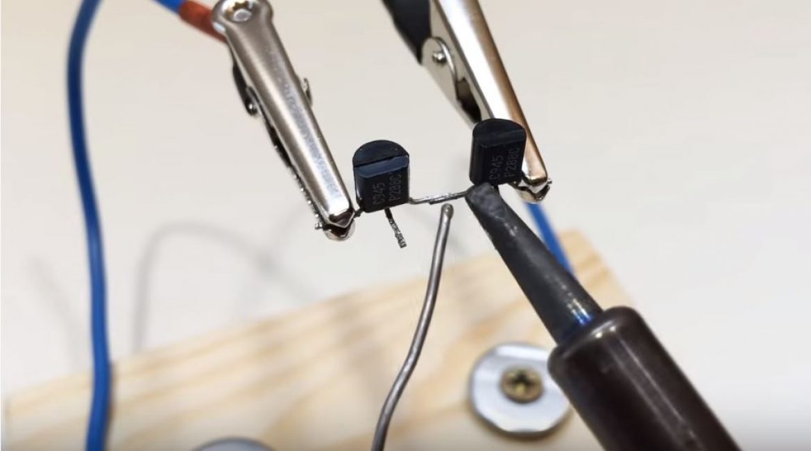 On soude 2 transistors