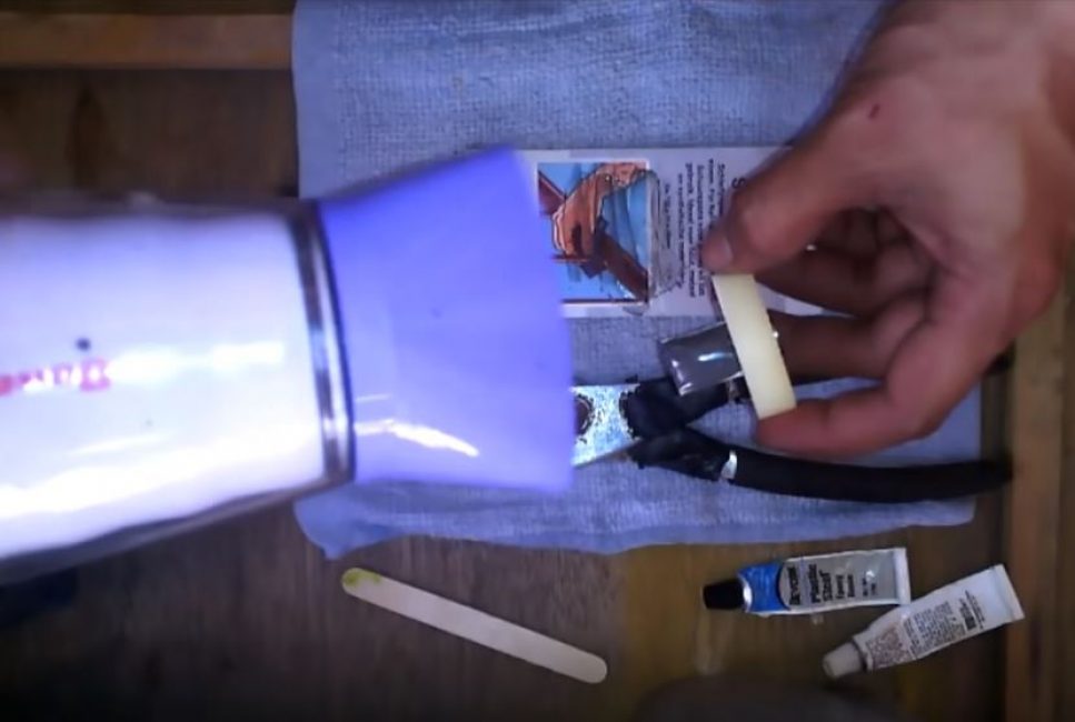 Séchez la colle avec un sèche-cheveux