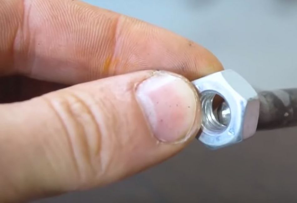 Nous enroulons l'écrou