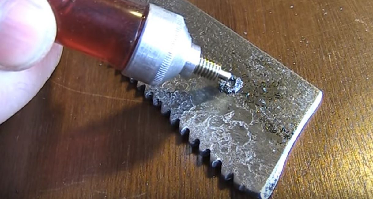 Égouttez l'huile et continuez à forer