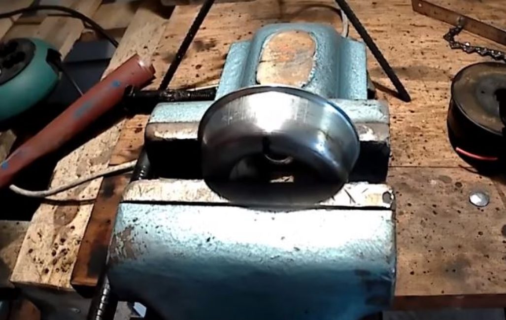 Nous réparons le plafond