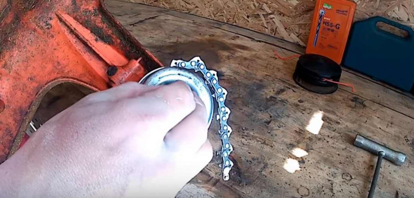 Nous attachons la chaîne