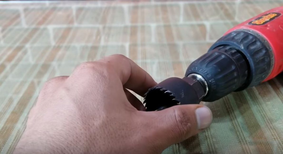 Insérez la couronne dans le foret